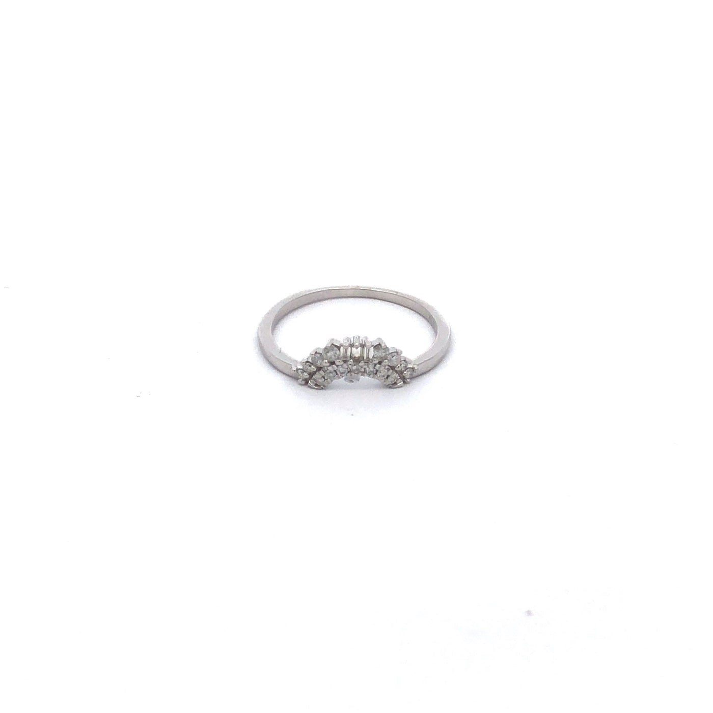 10Ct White Shaped Baguette And Brilliant Diamond Ring. Tdw=0.15Ct